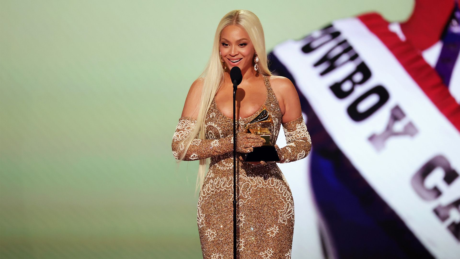 曼联引援效果不佳与频繁变阵影响战绩表现分析