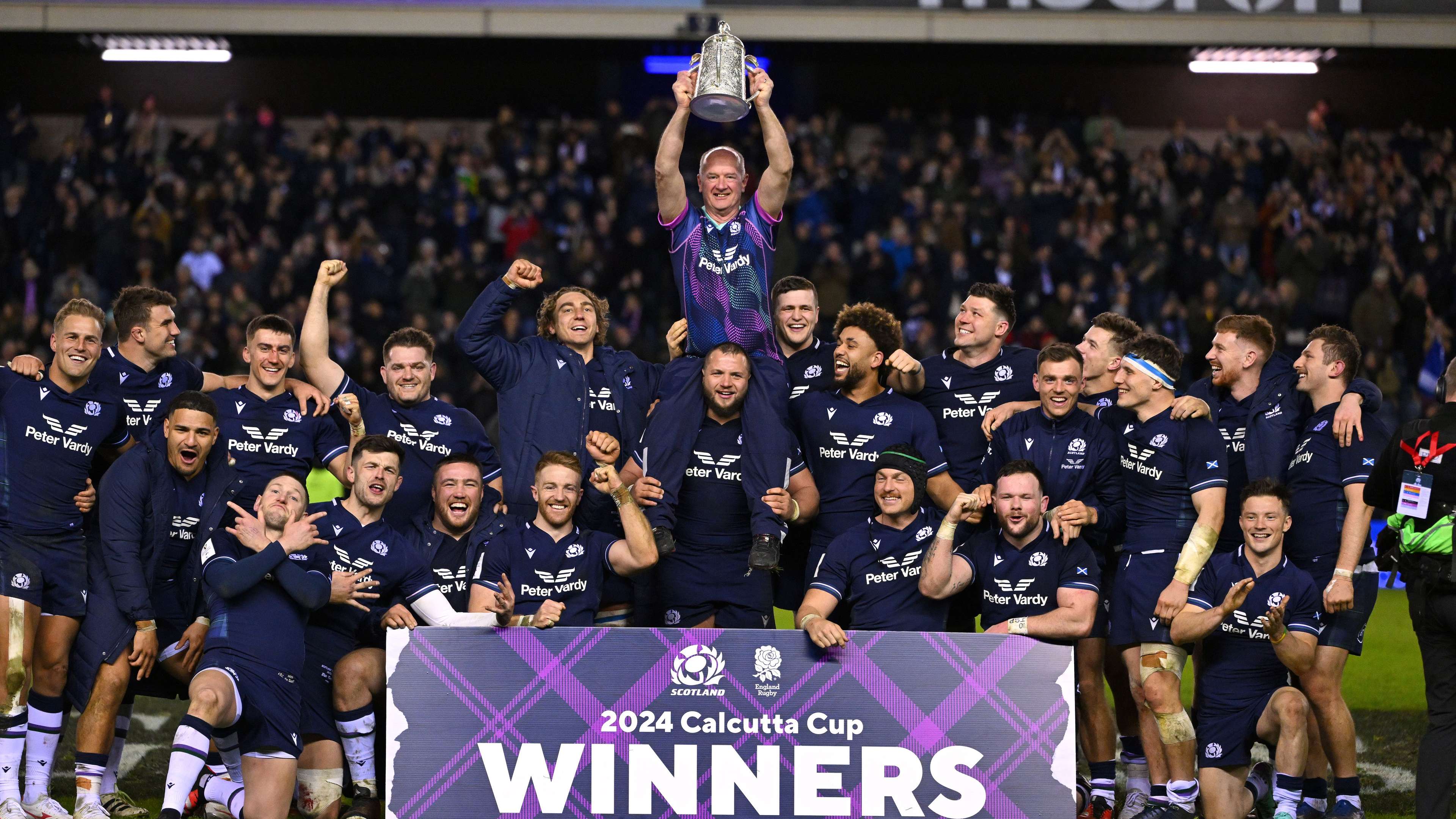 曼城曼联对决成为滕哈格执教生涯的重要一战应引发关注