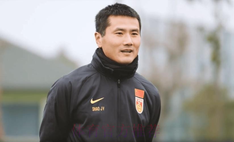 有能！李昊曾在邵佳一的见证下领取中超月度最佳门将奖杯